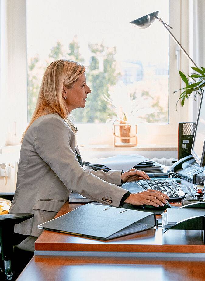 Manuela Prillwitz, Personal & Administrative Dienste und IT, am Schreibtisch vor einem Monitor