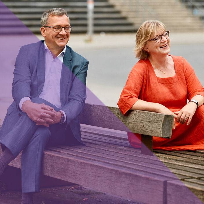 Die Geschäftsführung Alf Aleithe und Silke Andresen-Kienz auf einer Bank Die Geschäftsführung Alf Aleithe und Silke Andresen-Kienz auf einer Bank