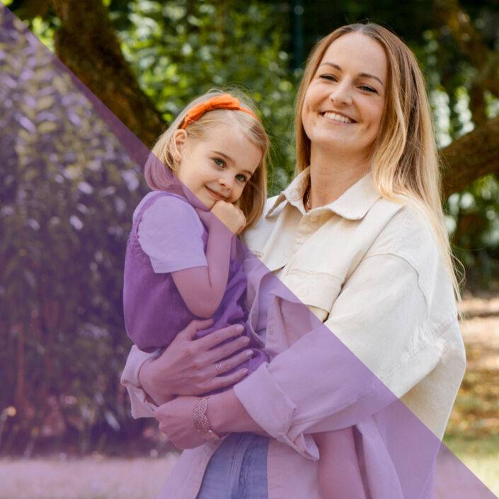 Eine junge Frau mit Mädchen auf dem Arm Eine junge Frau mit Mädchen auf dem Arm